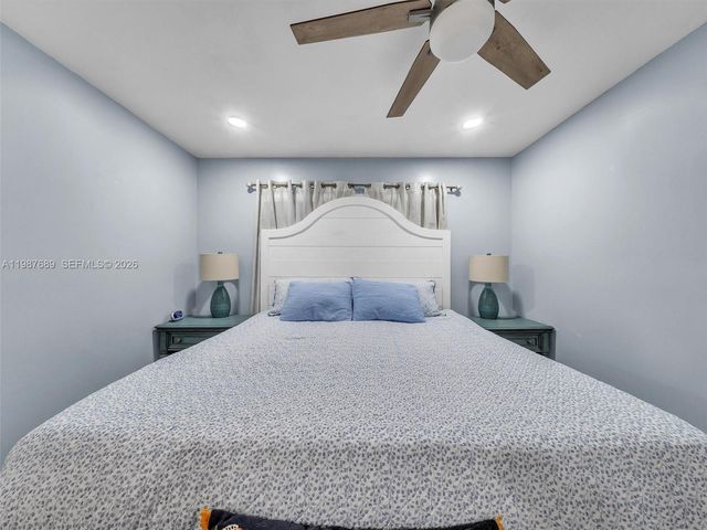 9621 NW 8th St, Pembroke Pines, FL 33024