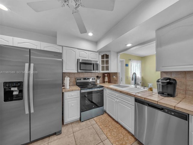 9621 NW 8th St, Pembroke Pines, FL 33024