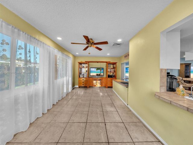 9621 NW 8th St, Pembroke Pines, FL 33024