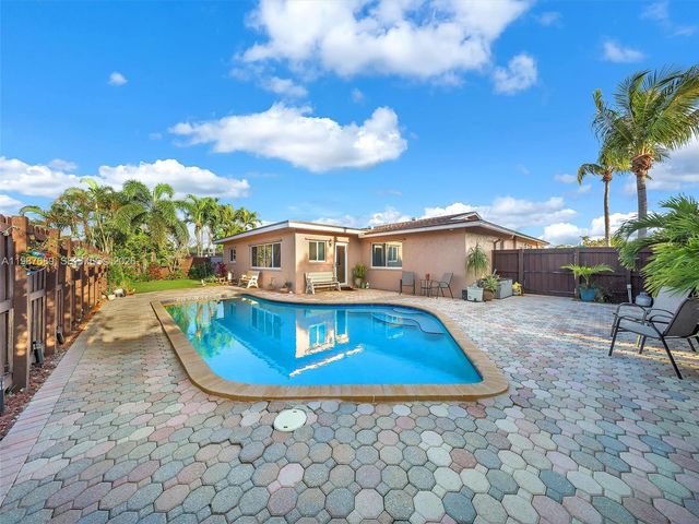 9621 NW 8th St, Pembroke Pines, FL 33024