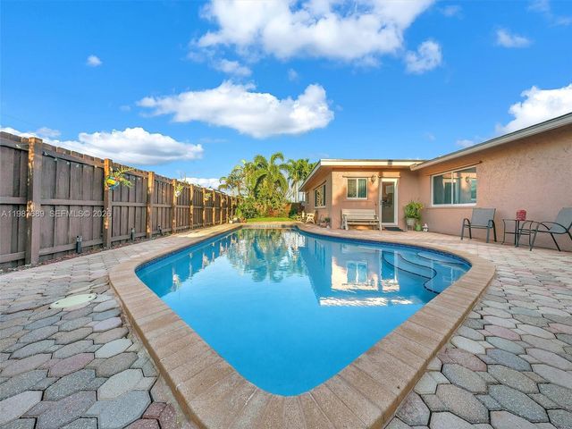 9621 NW 8th St, Pembroke Pines, FL 33024