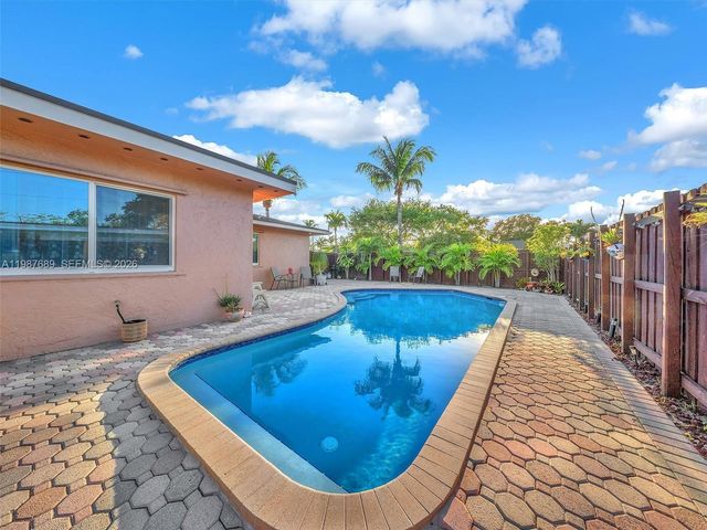 9621 NW 8th St, Pembroke Pines, FL 33024