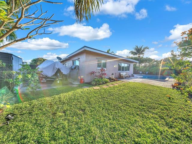 9621 NW 8th St, Pembroke Pines, FL 33024