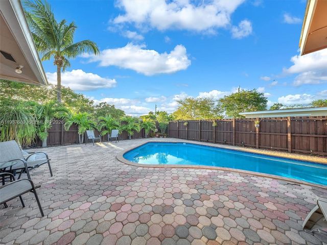 9621 NW 8th St, Pembroke Pines, FL 33024