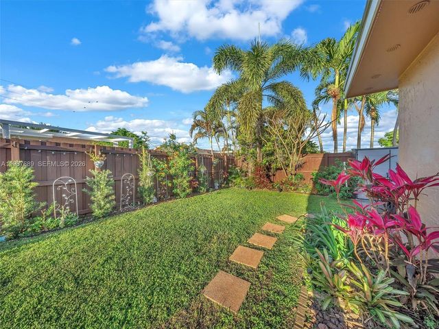 9621 NW 8th St, Pembroke Pines, FL 33024