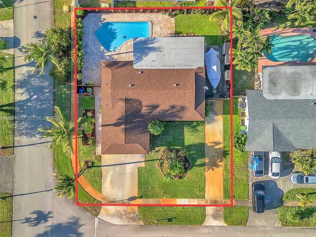 9621 NW 8th St, Pembroke Pines, FL 33024