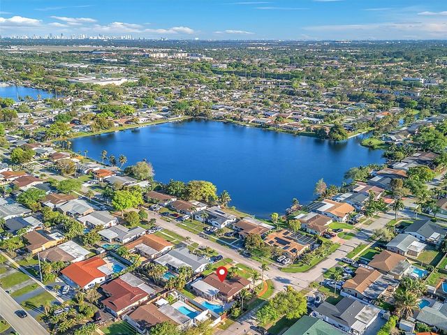 9621 NW 8th St, Pembroke Pines, FL 33024