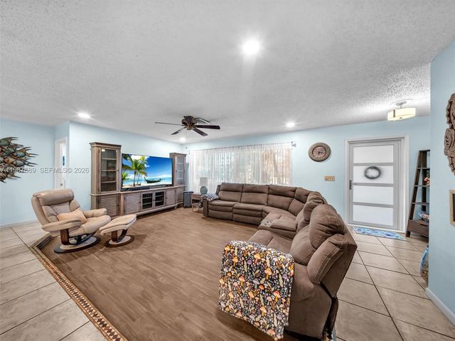 9621 NW 8th St, Pembroke Pines, FL 33024