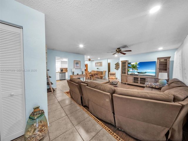 9621 NW 8th St, Pembroke Pines, FL 33024