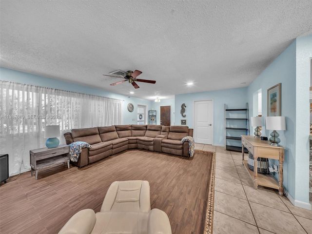 9621 NW 8th St, Pembroke Pines, FL 33024