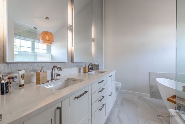 17 Tournament Drive S, Hawthorn Woods, IL 60047