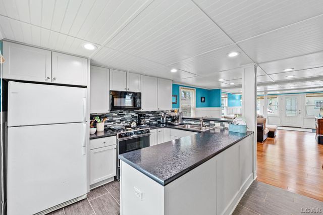 2128 Glenwood Court, Brooklyn, MI 49230