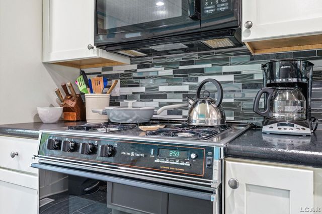 2128 Glenwood Court, Brooklyn, MI 49230