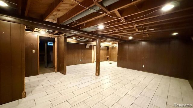 21781 Stratford, Oak Park, MI 48237