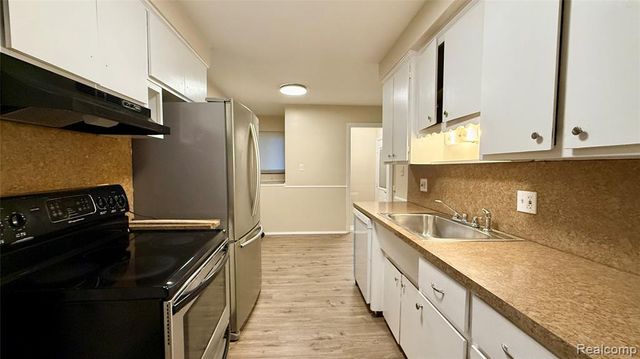 21781 Stratford, Oak Park, MI 48237