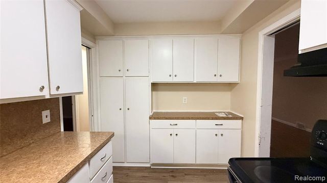 21781 Stratford, Oak Park, MI 48237