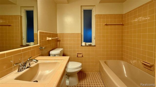 21781 Stratford, Oak Park, MI 48237