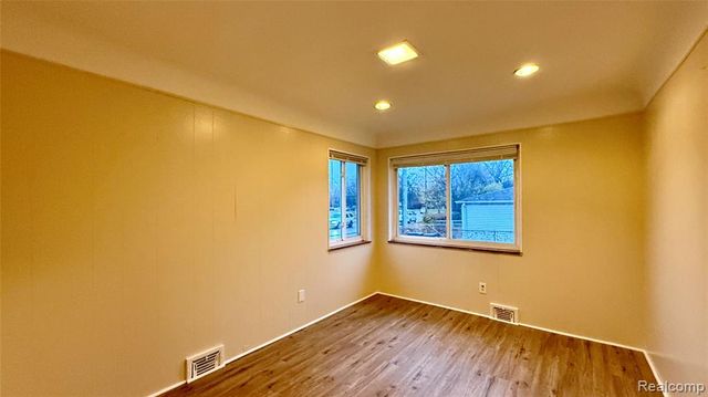 21781 Stratford, Oak Park, MI 48237