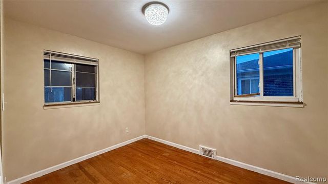 21781 Stratford, Oak Park, MI 48237