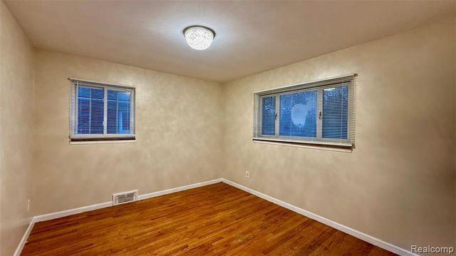 21781 Stratford, Oak Park, MI 48237