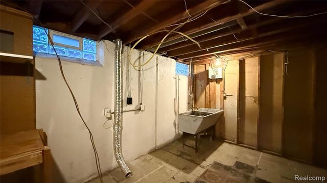 21781 Stratford, Oak Park, MI 48237