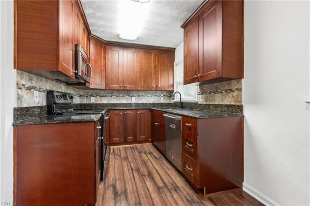1261 River Oaks DR, Norfolk, VA 23502