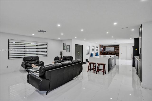 14021 Cypress Ct, Miami Lakes, FL 33014