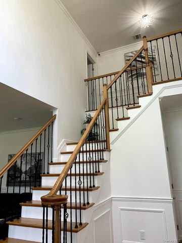 1 Brittany Court, Ridge, NY 11961