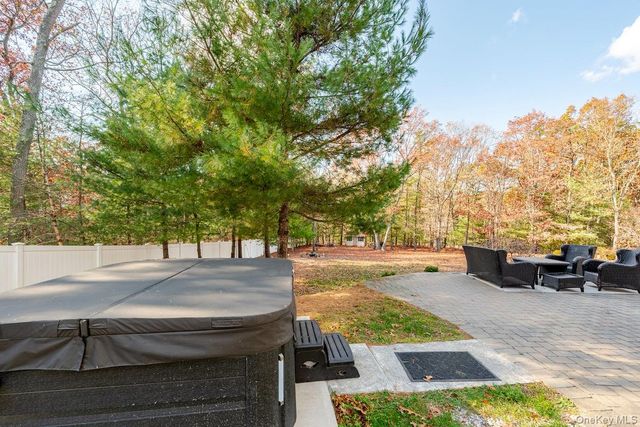 1 Brittany Court, Ridge, NY 11961