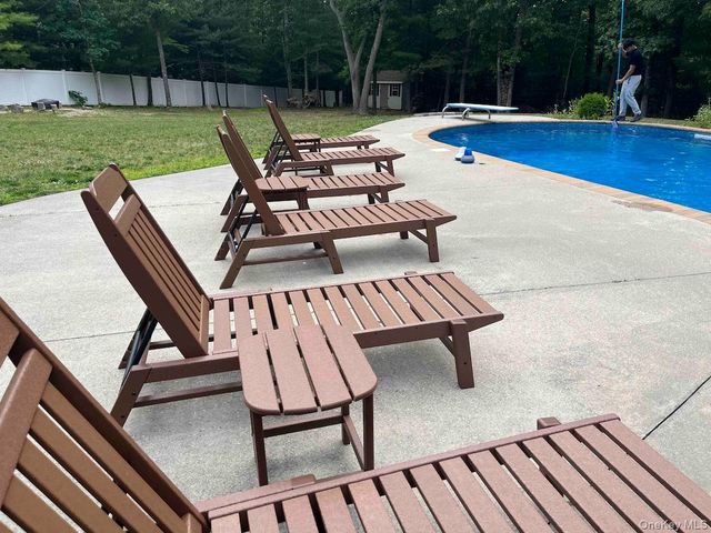 1 Brittany Court, Ridge, NY 11961