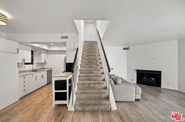 18411 Hatteras Street 218, Los Angeles, CA 91356