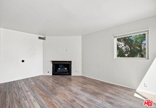 18411 Hatteras Street 218, Los Angeles, CA 91356