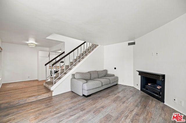 18411 Hatteras Street 218, Los Angeles, CA 91356