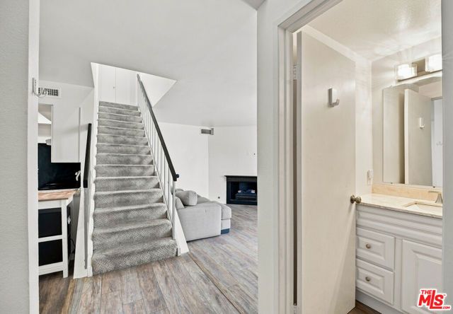 18411 Hatteras Street 218, Los Angeles, CA 91356