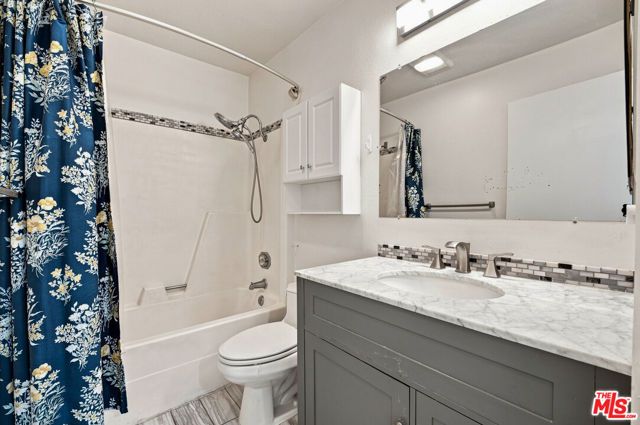 18411 Hatteras Street 218, Los Angeles, CA 91356