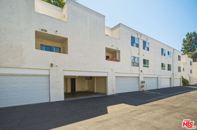 18411 Hatteras Street 218, Los Angeles, CA 91356