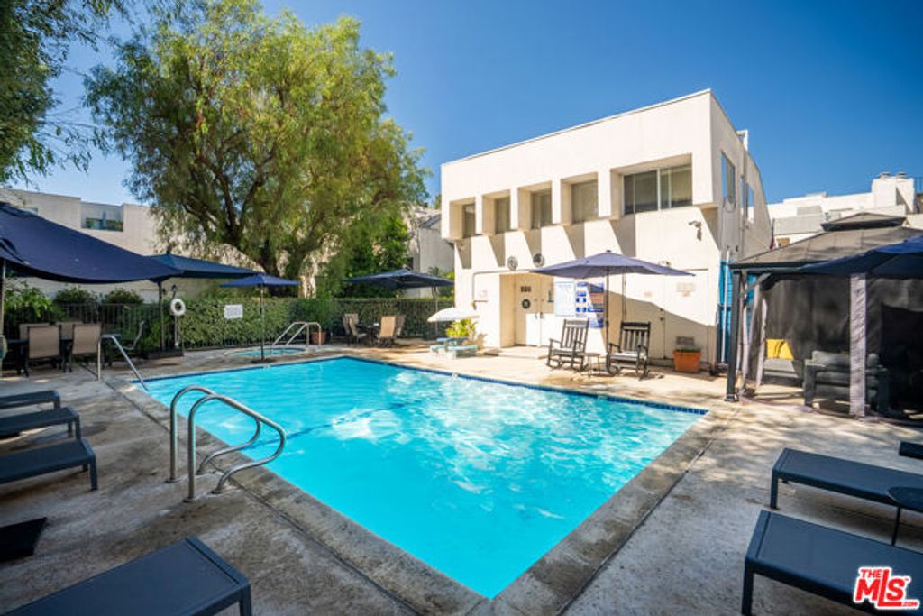 18411 Hatteras Street 218, Los Angeles, CA 91356