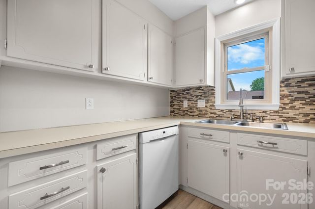 1330 5th Street NE 22, Hickory, NC 28601