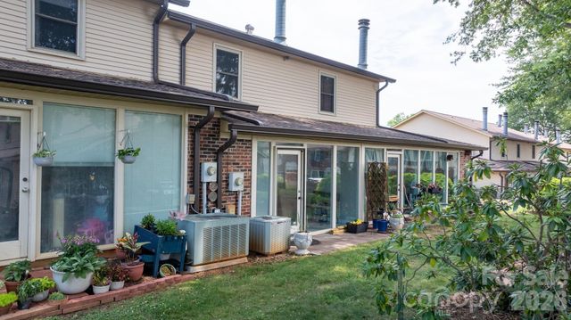1330 5th Street NE 22, Hickory, NC 28601