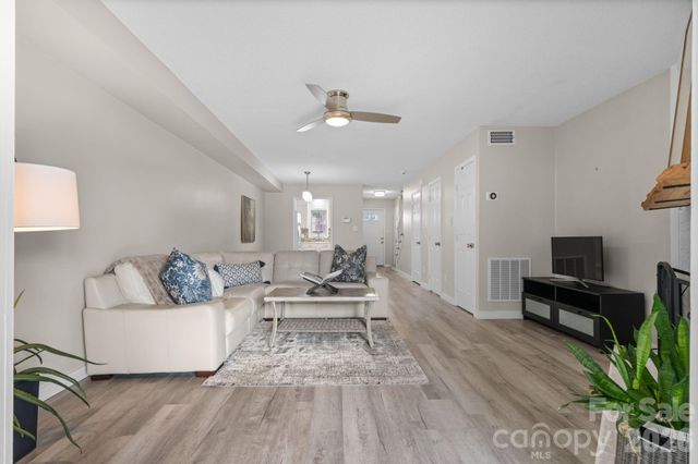 1330 5th Street NE 22, Hickory, NC 28601