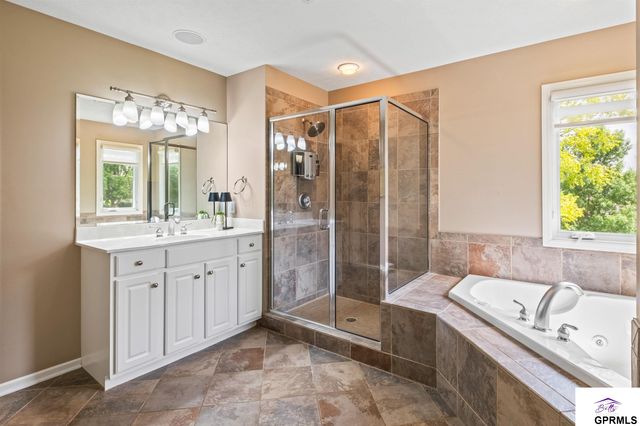 4205 N 195 Street, Elkhorn, NE 68022