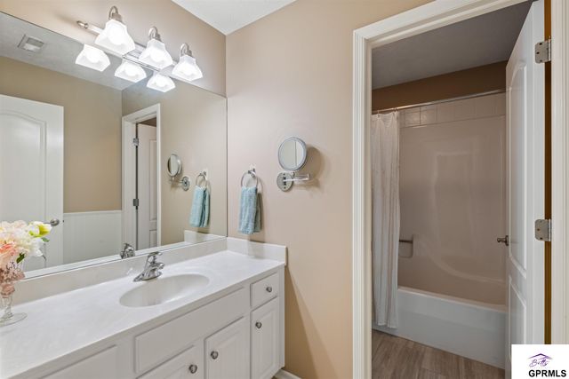 4205 N 195 Street, Elkhorn, NE 68022