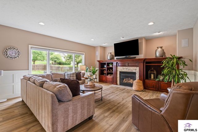 4205 N 195 Street, Elkhorn, NE 68022