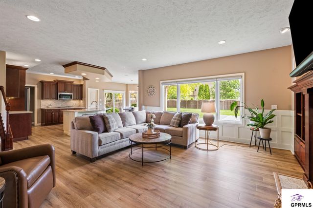 4205 N 195 Street, Elkhorn, NE 68022