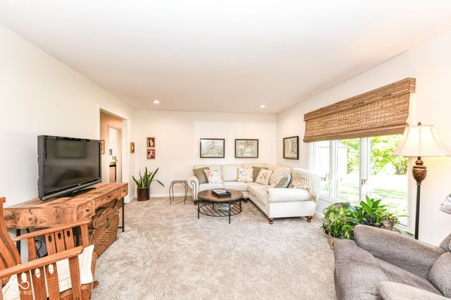 102 Pin Oak Court, Noblesville, IN 46062