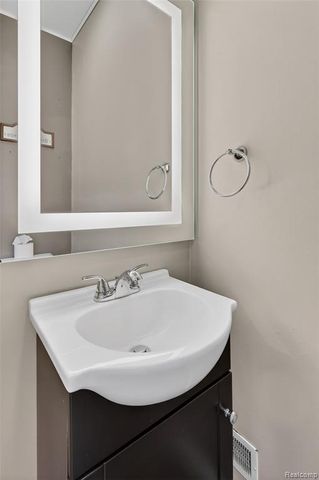 425 N Division Avenue, Holland, MI 49424