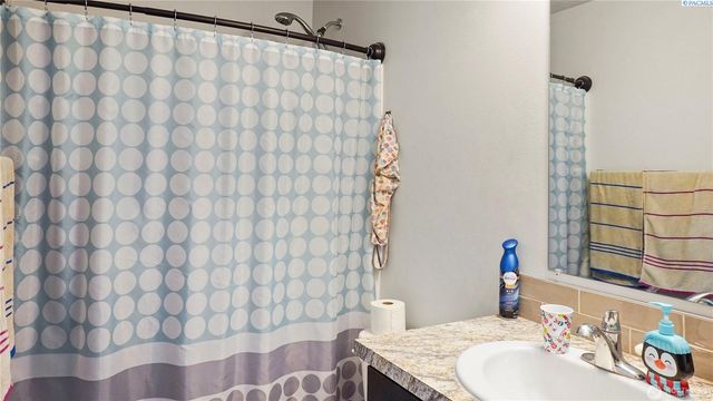 705 E Mt Adams St, Othello, WA 99344