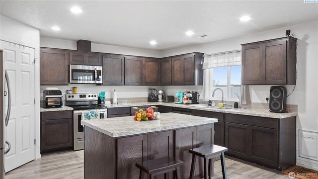 705 E Mt Adams St, Othello, WA 99344