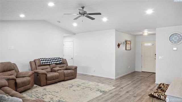 705 E Mt Adams St, Othello, WA 99344