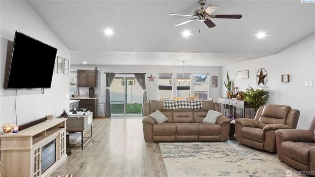 705 E Mt Adams St, Othello, WA 99344